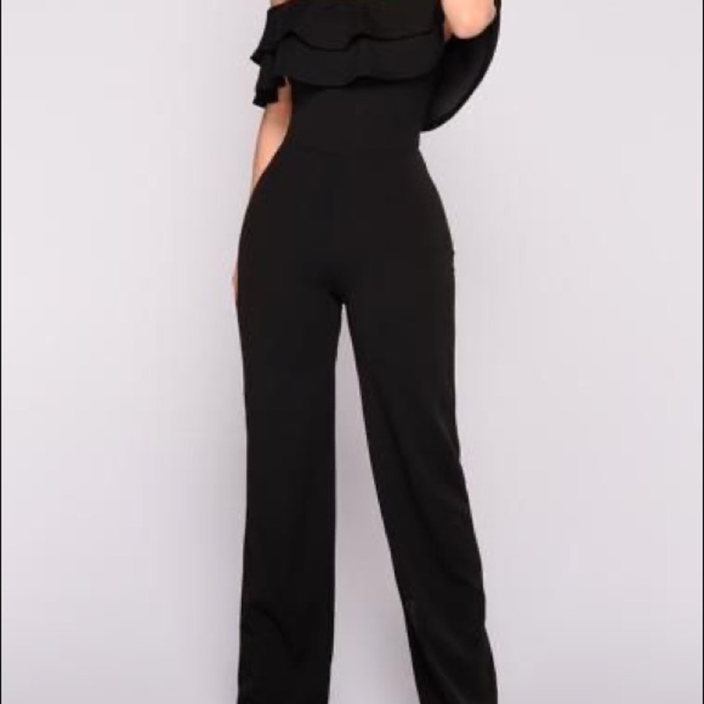 Ready to ruffle jumpsuit Fashion nova, never worn, size M, true to size.